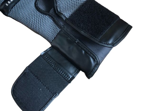 close up of the straps for wrist support on the everlast pro style elite 2.0 boxing gloves